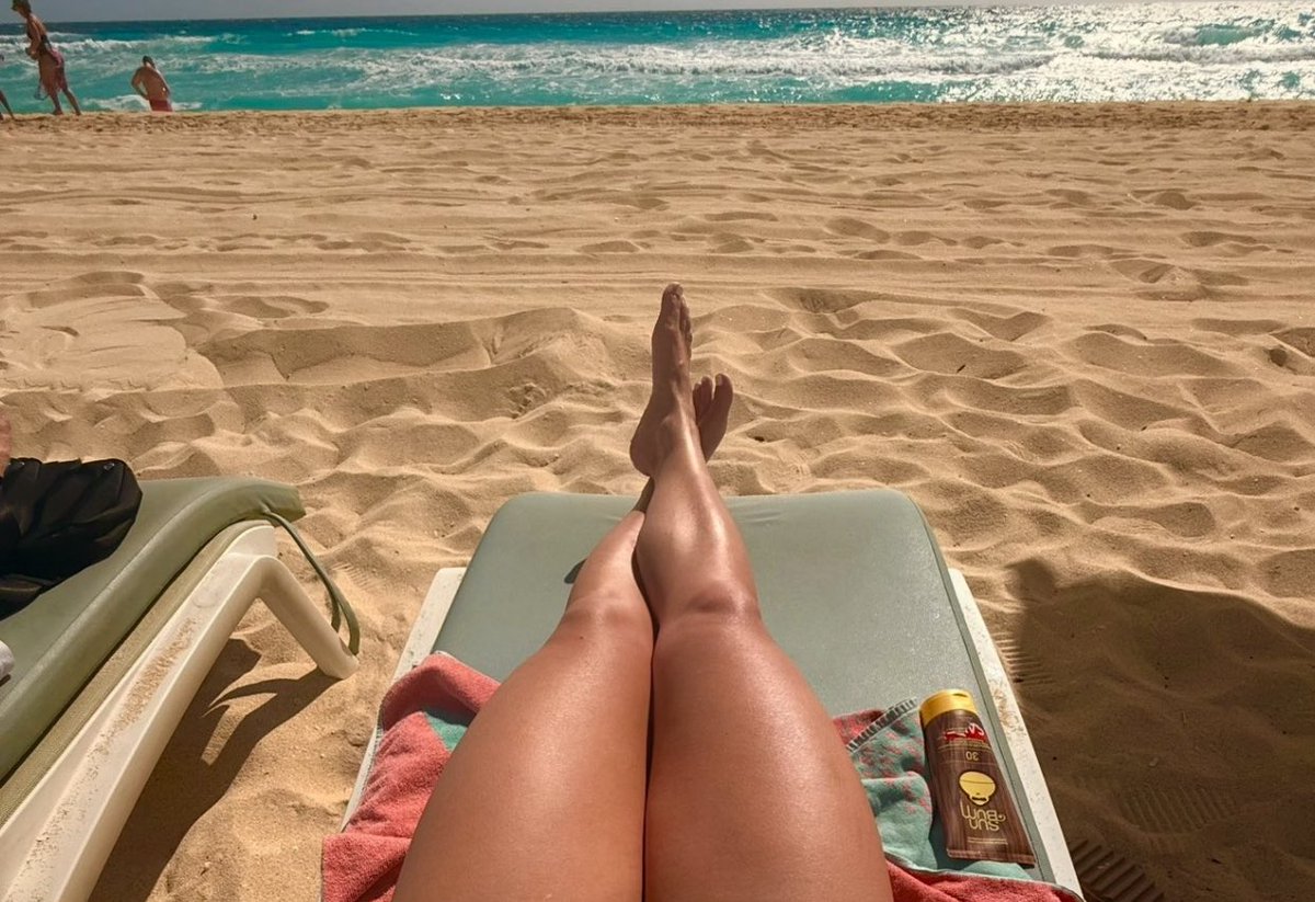 shaebae69's tweet photo. tanning.. you wish you could lick them i know, peasant. 

#feetworship #arabfeet
#arabfindom
#findom
#Mistress_in_bahrain #mistress_in_jeddah #mistressinkuwait
#Kuwait #mistress_in_egypt
#كلب_مطيع #كلب_دفيع #عمة_الرياض #عمه_عنيفه
#paypig #humanatm
#عمه_الكلاب https://t.co/Yc8ivKcoOK