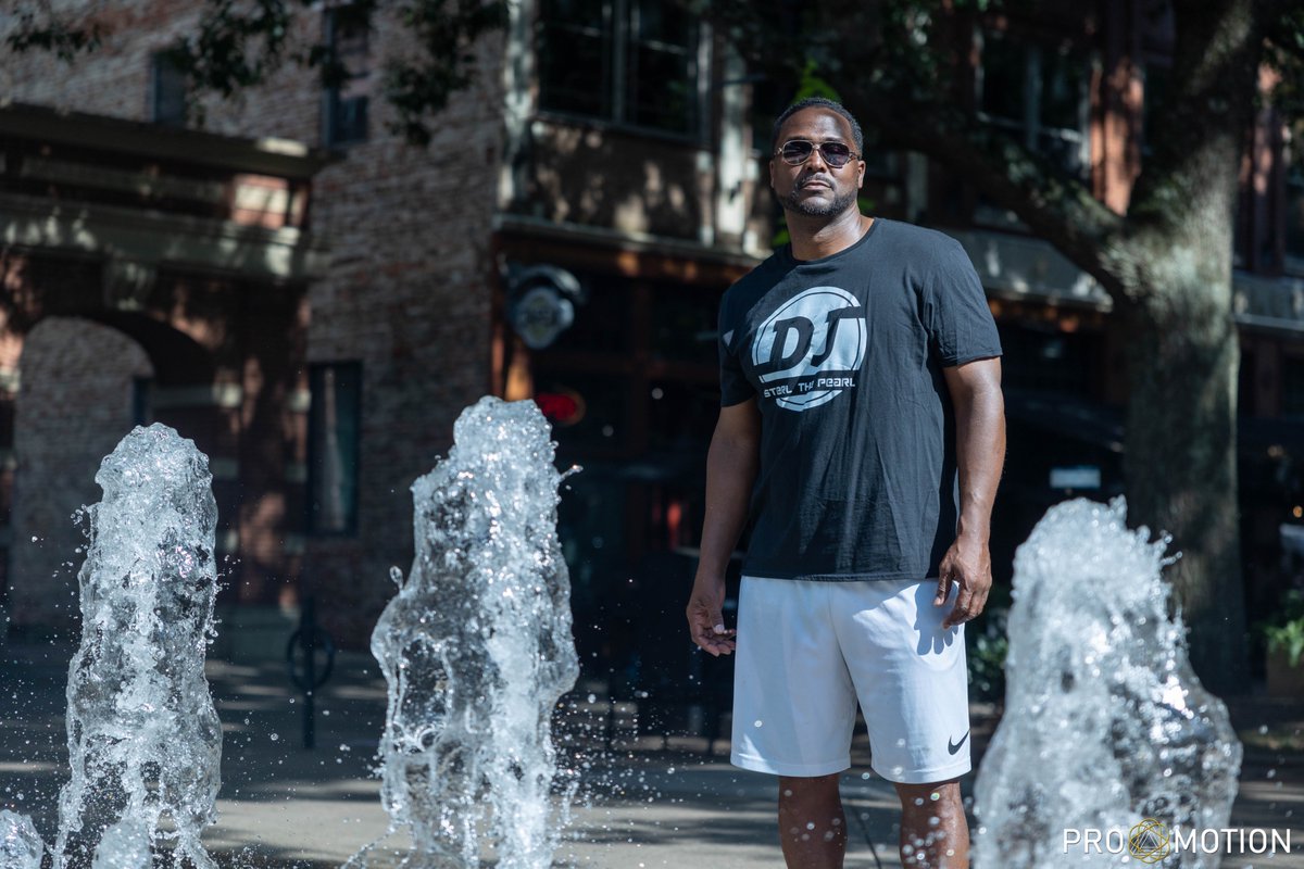Chilling on Market Square 😎 What a beautiful city we live in!

#DJSterlThePearl #MarketSquare #Knoxville #KnoxvilleTN
