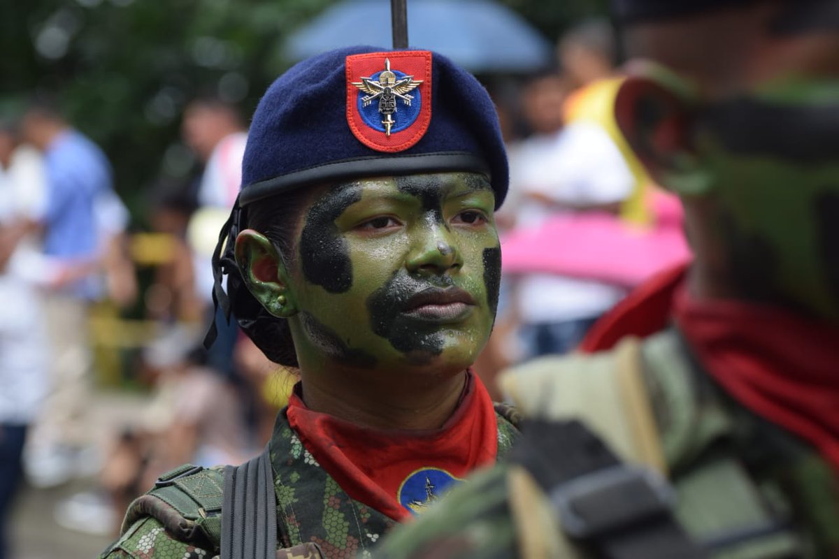 Ejercito_Div6's tweet image. 👩✈️ #MujerMilitar
Es coraje, entrega, disciplina y vocación de servicio.
Cada día, ellas defienden a Colombia con honor y determinación.
#PatriaHonorLealtad