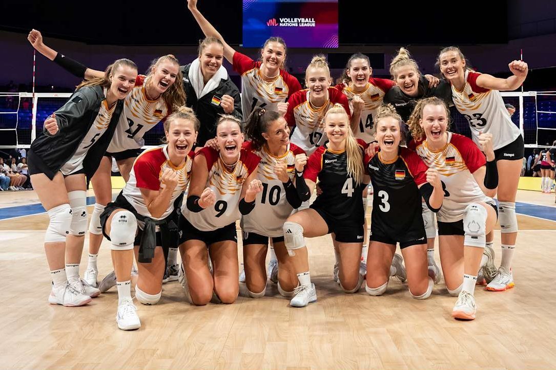 gibbybaris's tweet image. 💥 VNL'de son çeyrek final bugün oynanacak
🇧🇷 Brezilya ⚔️ Almanya 🇩🇪
⚡️ TSİ 21.00
📺 TRT Spor ⭐️
✅ Kazanan, yarı finalde 🇹🇷 Türkiye - Japonya 🇯🇵 eşleşmesinin galibi ile karşılaşacak