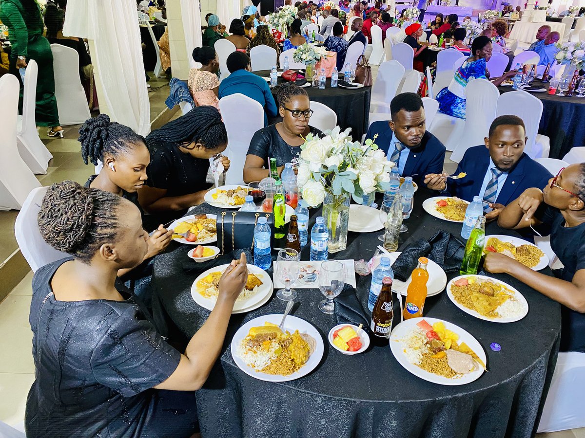 ChoirThc's tweet image. Who said Mikolo Food is for only weekends ?!!
“Muggulu waliyo efumbiro eddene …..😂😂”
#THC_LiftingUpJesus
#Nitakwenda