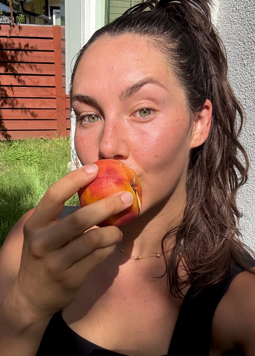 basichumanstf's tweet image. Why did this local peach hit SO hard after my hot-n-sunny trail run? Because the peach and I achieved light coherence ☀️
The peach was grown under the same sunlight that I exist in and my cells recognize that when I eat it. The peach stores biohphotons from the sun, little units…