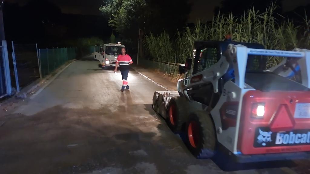 🚨Protecció Civil Sant Fost🚨 (@pcivilsantfost) on Twitter photo Efectius de #ProteccióCivil, #PoliciaLocal, #BrigadaMunicipal i Bombers estan treballant en diverses incidències amb motiu de la forta ⛈️ tempesta d'avui.
#SantFost
<a href="/AJsantfost/">Ajuntament de Sant Fost</a>
<a href="/Coordinadora_AV/">Coordinadora AVPC-Catalunya</a> Efectius de #ProteccióCivil, #PoliciaLocal, #BrigadaMunicipal i Bombers estan treballant en diverses incidències amb motiu de la forta ⛈️ tempesta d'avui.
#SantFost
<a href="/AJsantfost/">Ajuntament de Sant Fost</a>
<a href="/Coordinadora_AV/">Coordinadora AVPC-Catalunya</a>