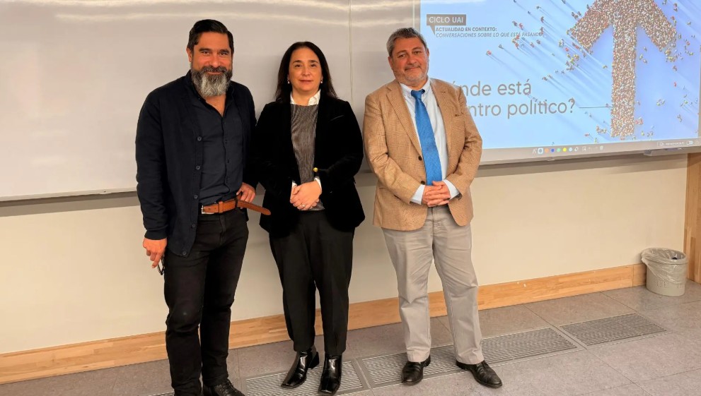 CICLO ACTUALIDAD EN CONTEXTO | ¿Dónde está el centro político? Un debate sobre moderación y polarización en Chile.
Cristóbal Bellolio, Alfredo Joignant y María José Naudon debatieron sobre la vigencia del centro político en Chile, su rol en tiempos de polarización y la