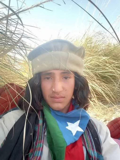 Punjabi_Gujar's tweet image. بی ایل اے کا دہشت گرد کمانڈر سنگت ثناء بلوچ، جسے اس کے ساتھی “اینگل” کے نام سے پکارتے تھے، دراصل ایک کم عمر نوجوان تھا جسے پہلے نشے کا عادی بنایا گیا اور پھر اس کے ہاتھوں میں بندوق تھما دی گئی۔
بی ایل اے نوجوانوں کو منشیات کے ذریعے قابو میں لاتی ہے اور پھر انہیں بے رحم دہشت گردی…
