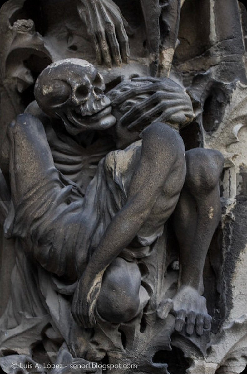 RJCrowtherJr's tweet image. 💀 Beautiful, macabre death sculptures at Catedral Santa María de Vitoria-Gasteiz in Basque Country. Stunning photos by Luis A. Lopez.