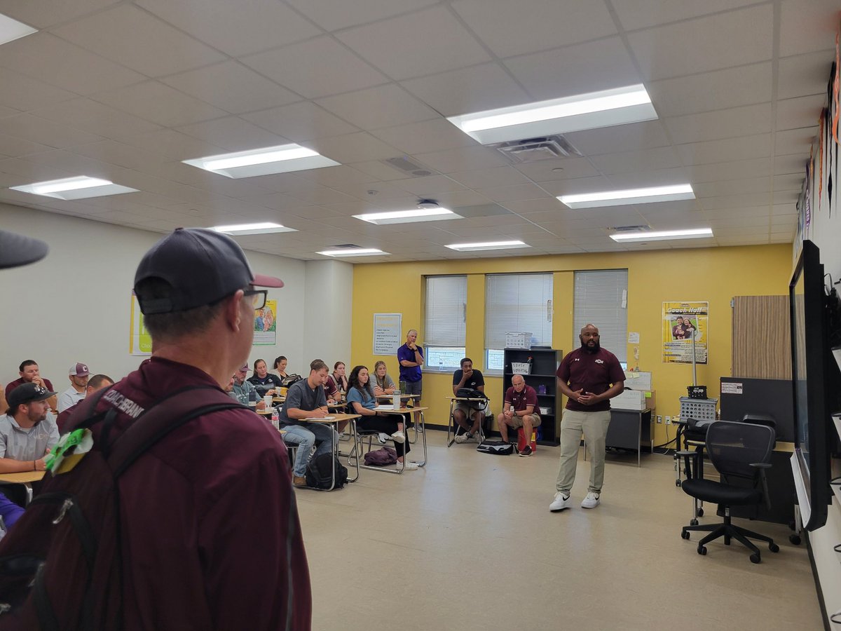 CSISDAthletics's tweet image. Final session leaders doing great work!