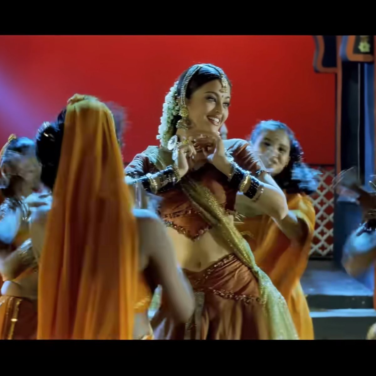 ok but this outfit that aishwarya rai wears in anbae anbae