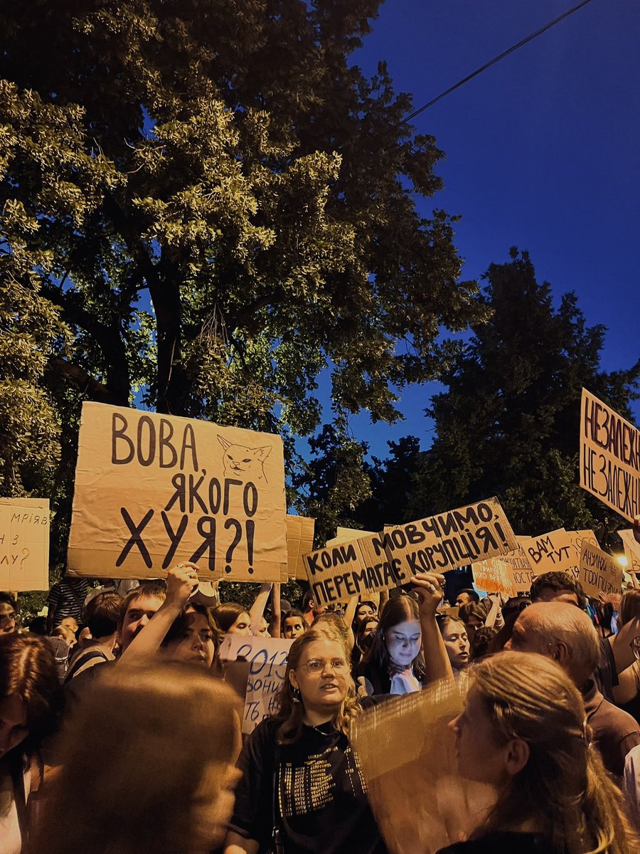 impirli's tweet photo. джерелом влади є люди з картонками https://t.co/Grsxep4wFd