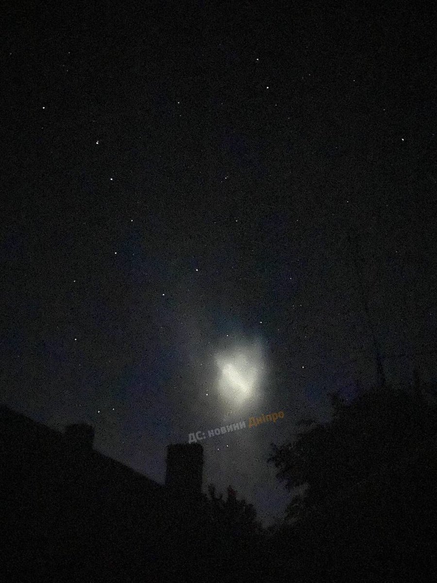 paolobucci18's tweet image. This glow is the trail of the Falcon 9 rocket from SpaceX. The phenomenon is also known as the "space jellyfish".