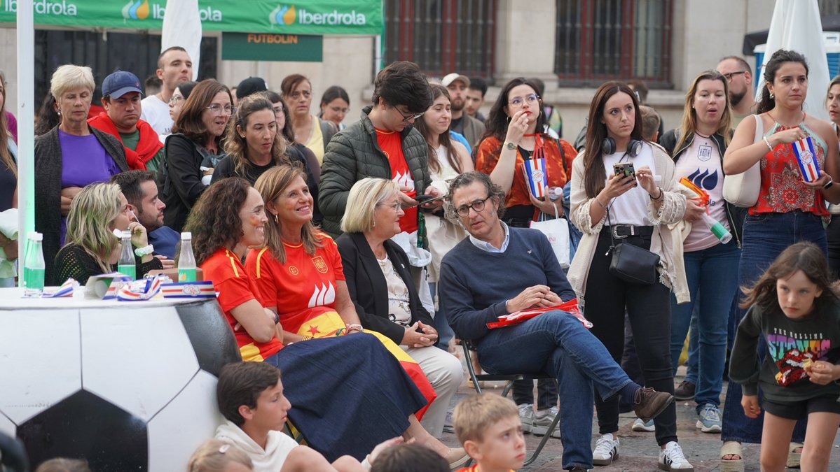 aytoviedo's tweet image. ⚽💙Oviedo pone corazón a la conquista europea de la @SEFutbolFem
La Plaza de la Catedral acoge, desde las 19h, la Fan Zone Iberdrola para apoyar a las españolas en la semifinal que disputan frente a Alemania
tinyurl.com/ypuyufb5
#oviedocandidataaciudadeuropeadeldeporte2026