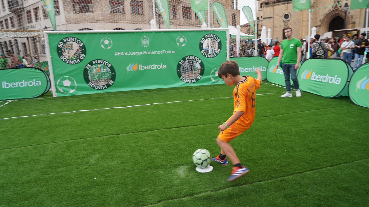 aytoviedo's tweet image. ⚽💙Oviedo pone corazón a la conquista europea de la @SEFutbolFem
La Plaza de la Catedral acoge, desde las 19h, la Fan Zone Iberdrola para apoyar a las españolas en la semifinal que disputan frente a Alemania
tinyurl.com/ypuyufb5
#oviedocandidataaciudadeuropeadeldeporte2026