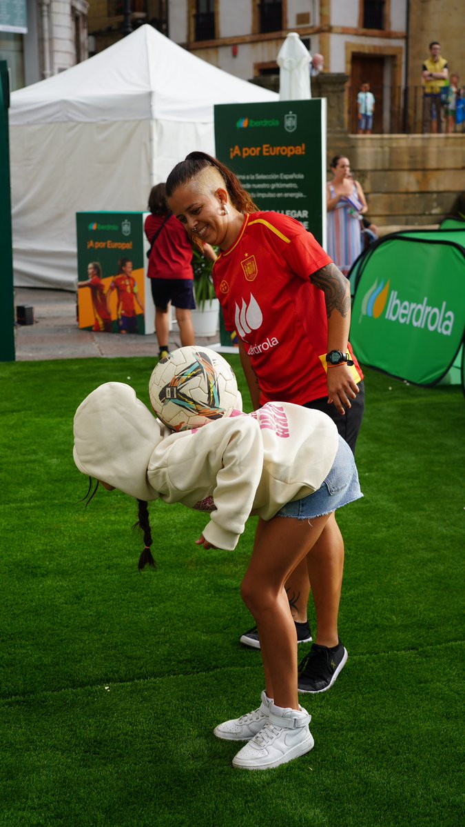 aytoviedo's tweet image. ⚽💙Oviedo pone corazón a la conquista europea de la @SEFutbolFem
La Plaza de la Catedral acoge, desde las 19h, la Fan Zone Iberdrola para apoyar a las españolas en la semifinal que disputan frente a Alemania
tinyurl.com/ypuyufb5
#oviedocandidataaciudadeuropeadeldeporte2026