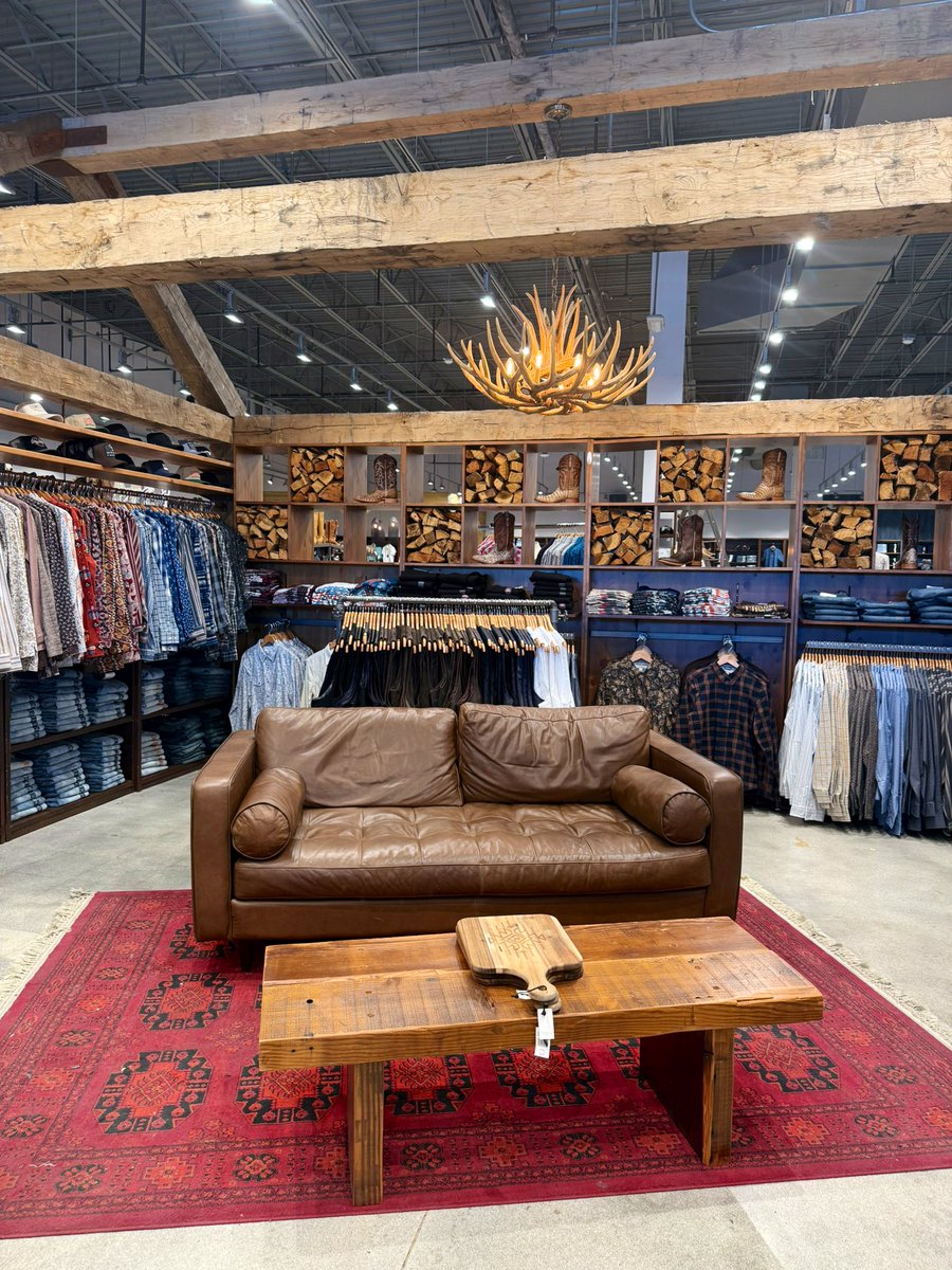 redheadedhater's tweet image. who wants to sit in the cuck chair at Boot Barn while i shop