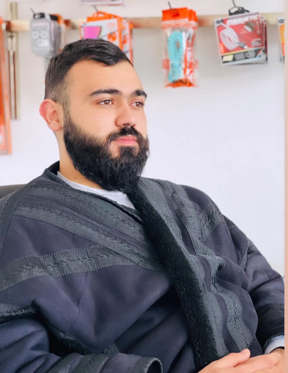 mhamad45454's tweet image. احمد كان شب خلوق ومحترم ومحبوب من كل الناس.بعد وفاة ابوه اتحمل مسؤولية أمه المريضة وأخوه وكان رجل يعتمد عليه رغم صغر سنه
احمد مات عأيد ناس ما بتخاف الله ولا في بقلبهم رحمة بس لأنن حبو يعملو مراجل عليه بضربة كعب بارودة على صدره وهو أعزل