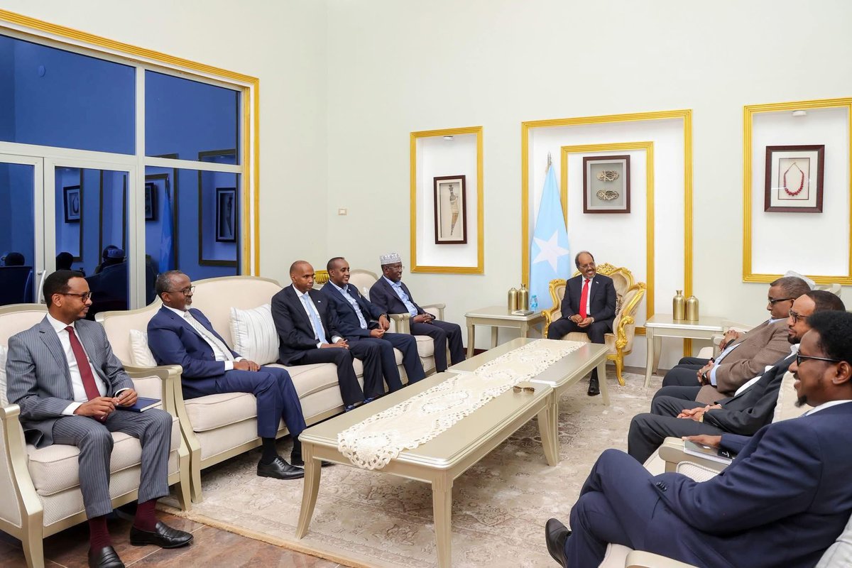 #BREAKING: President Hassan Sheikh Mohamud has called an emergency meeting with opposition leaders amid tensions with Puntland over the seized SEA WORLD vessel, with reports saying he is currently hosting leaders of the Somali Salvation Council at the Villa Somalia.

Attending