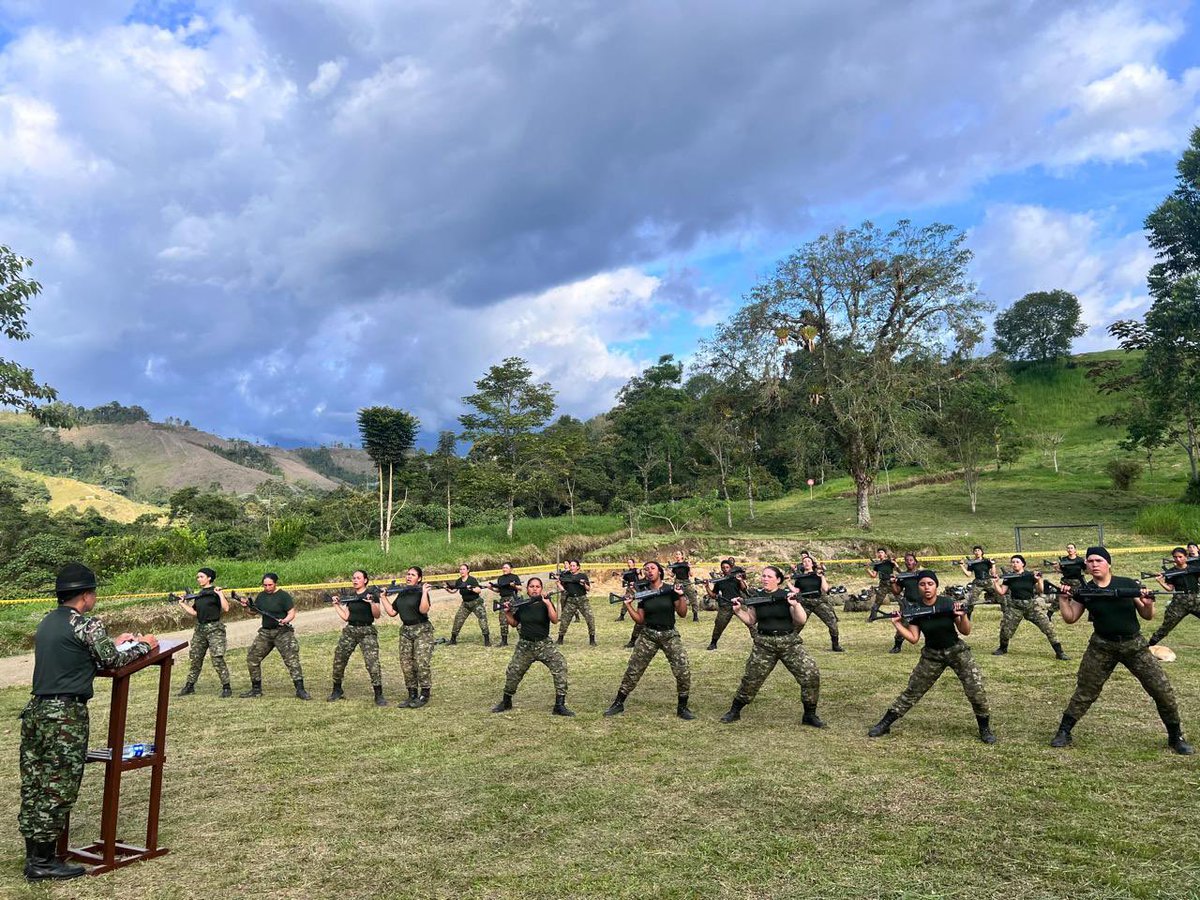 Ejercito_Div5's tweet image. Con liderazgo y disciplina, son entrenados los soldados del Batallón de Instrucción y Entrenamiento N.° 8; es a través de la doctrina militar que se fortalece el espíritu de cuerpo y el carácter de los hombres y mujeres que velarán por la seguridad del Eje Cafetero.…