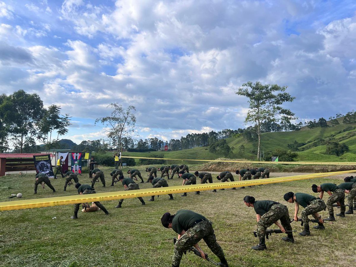Ejercito_Div5's tweet image. Con liderazgo y disciplina, son entrenados los soldados del Batallón de Instrucción y Entrenamiento N.° 8; es a través de la doctrina militar que se fortalece el espíritu de cuerpo y el carácter de los hombres y mujeres que velarán por la seguridad del Eje Cafetero.…