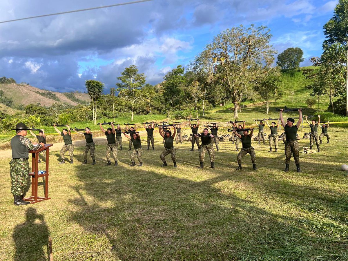 Ejercito_Div5's tweet image. Con liderazgo y disciplina, son entrenados los soldados del Batallón de Instrucción y Entrenamiento N.° 8; es a través de la doctrina militar que se fortalece el espíritu de cuerpo y el carácter de los hombres y mujeres que velarán por la seguridad del Eje Cafetero.…