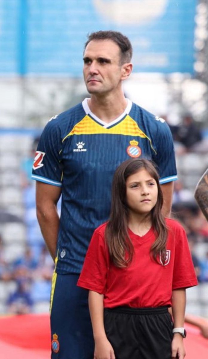 Cororo0's tweet image. Gran gesto de Kike Garc铆a 馃憦
El de Cuenca ha salido a los terrenos de juego con su nieta #rcde