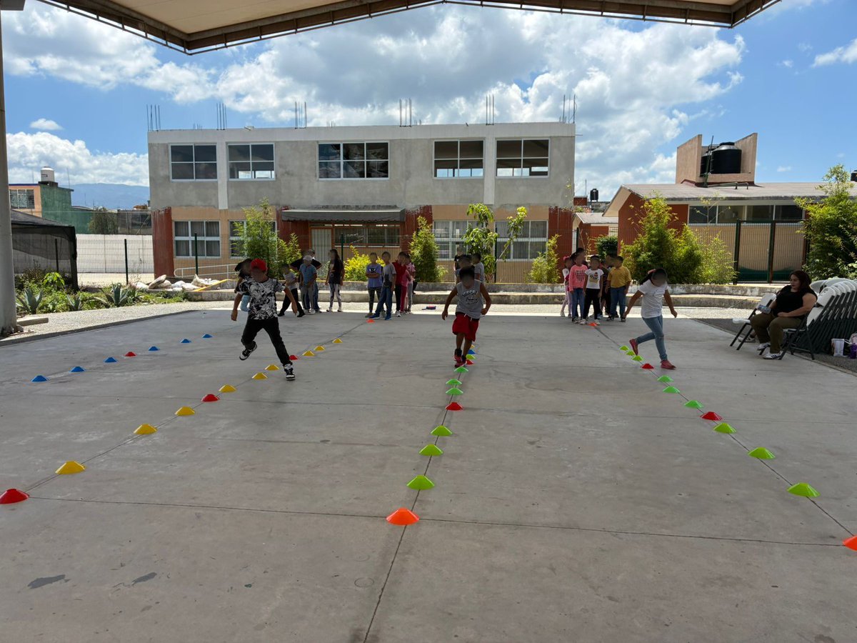 💥 ¡El "Curso de Verano" 🌞📚📖 arrancó en el Centro Comunitario El Moral!  

La #DirecciónDeJuventud sigue trabajando con pasión para ofrecer un verano lleno de diversión, aprendizaje y crecimiento para niñas, niños y adolescentes. 👧🏻👦🏽🤸‍♀️🎶
#TrabajoYTransparencia
#IMMXalapa