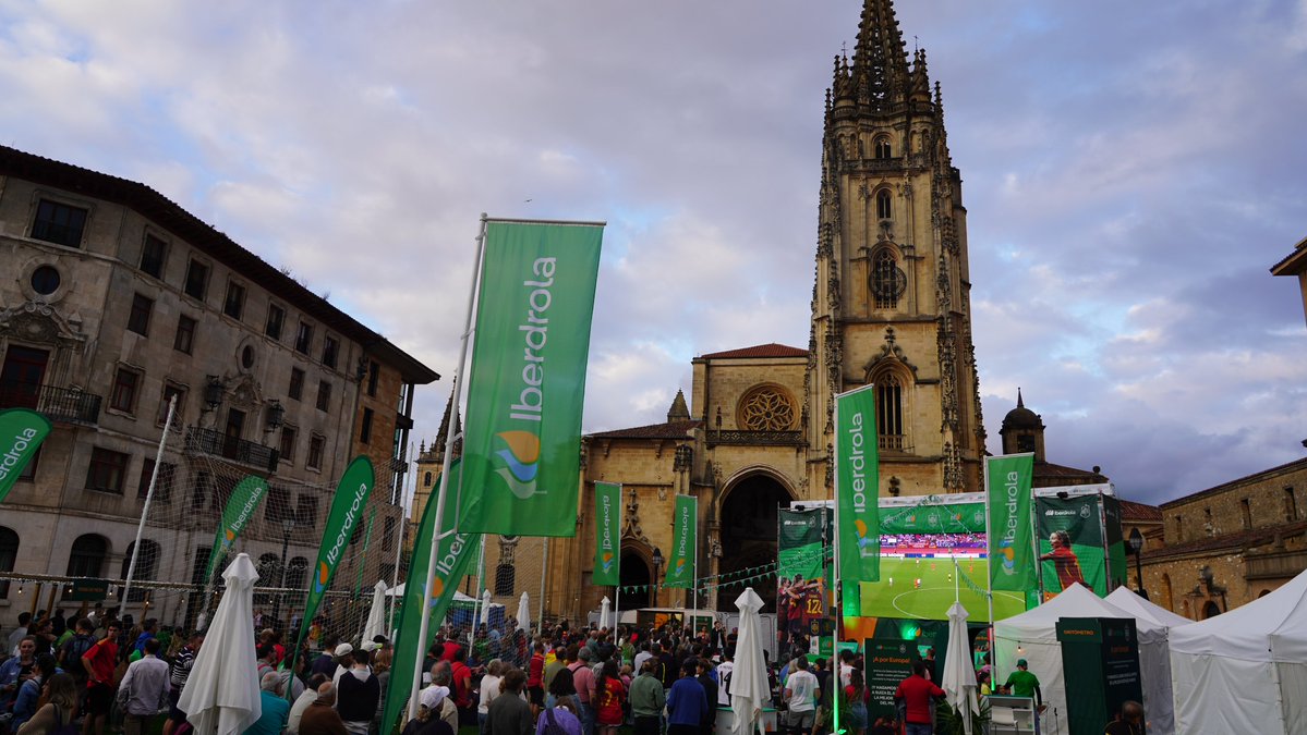 aytoviedo's tweet image. ⚽💙Oviedo pone corazón a la conquista europea de la @SEFutbolFem
La Plaza de la Catedral acoge, desde las 19h, la Fan Zone Iberdrola para apoyar a las españolas en la semifinal que disputan frente a Alemania
tinyurl.com/ypuyufb5
#oviedocandidataaciudadeuropeadeldeporte2026