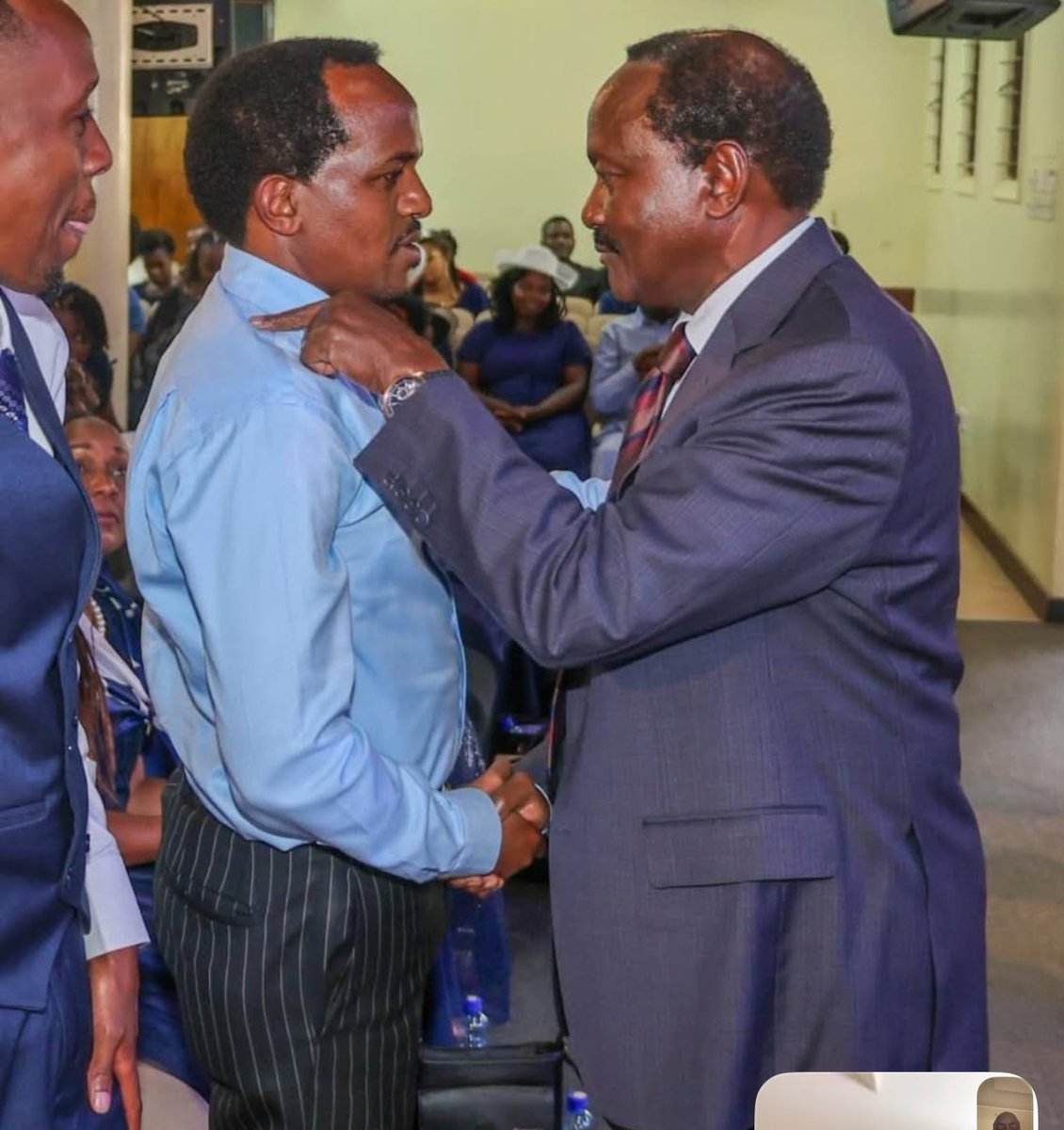 kasujja's tweet image. On the right is HE Kalonzo Musyoka. He’s attending a friend’s funeral service.
He’s seen here consoling his late friend’s son.
This very moving photo lives rent free in my head.