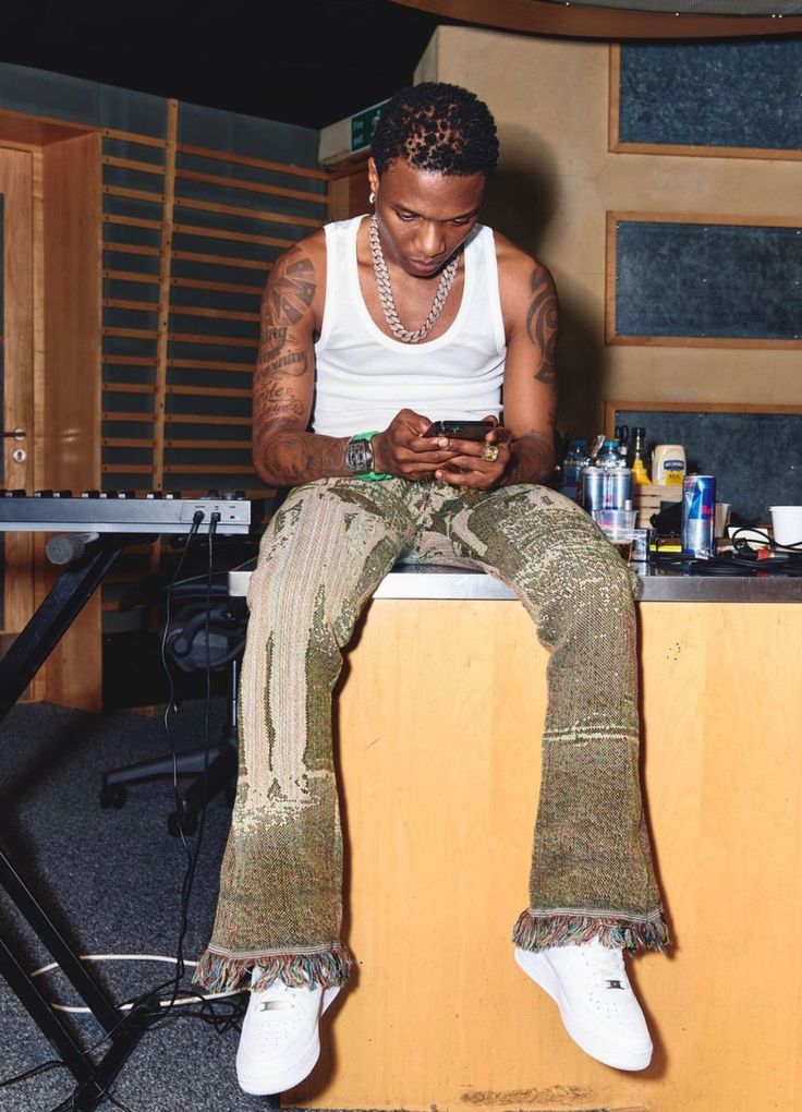 EVEN IF YOUR PHONE IS ZERO PERCENT DROP A RED HEART FOR WIZKID ❤🦅
