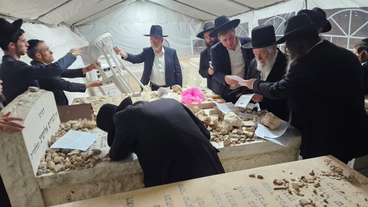 Yossi_Feld's tweet image. עמוד ההוראה מרן הגר"י זילברשטיין שליט״א
עולה היום על קברו של חמיו מרן הגרי"ש אלישיב זצוק"ל