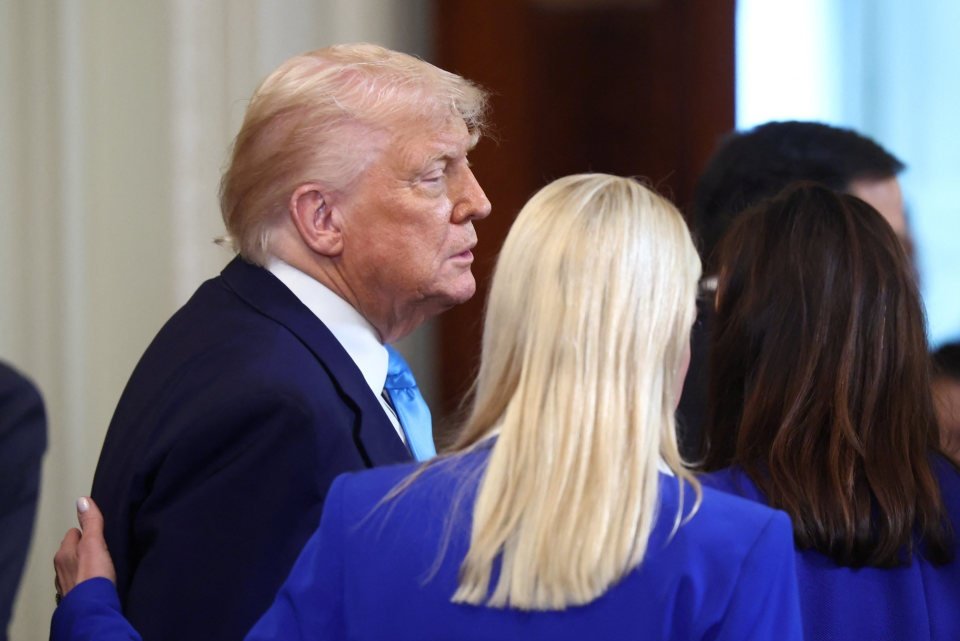 analise2025's tweet image. 🚨 URGENTE: Departamento de Justiça dos EUA disse a Trump, em maio, que o nome dele está na lista do pedófilo bilionário Jeffrey Epstein!
📰 The Wall Street Journal