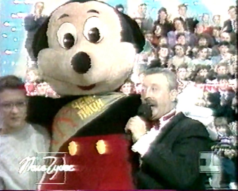 Cooleach's tweet image. «Поле Чудес» марта 1993 года. Качество плохое, но видео бесценное.
— Якубович не понимает, что такое вкладыши и торгуется за «Сникерсы»;
— Игрокам дарят приставки Dendy, они появились пару месяцев назад;
— Из зала подсказывают имя динозаврика Денвера, героя популярного мульта.