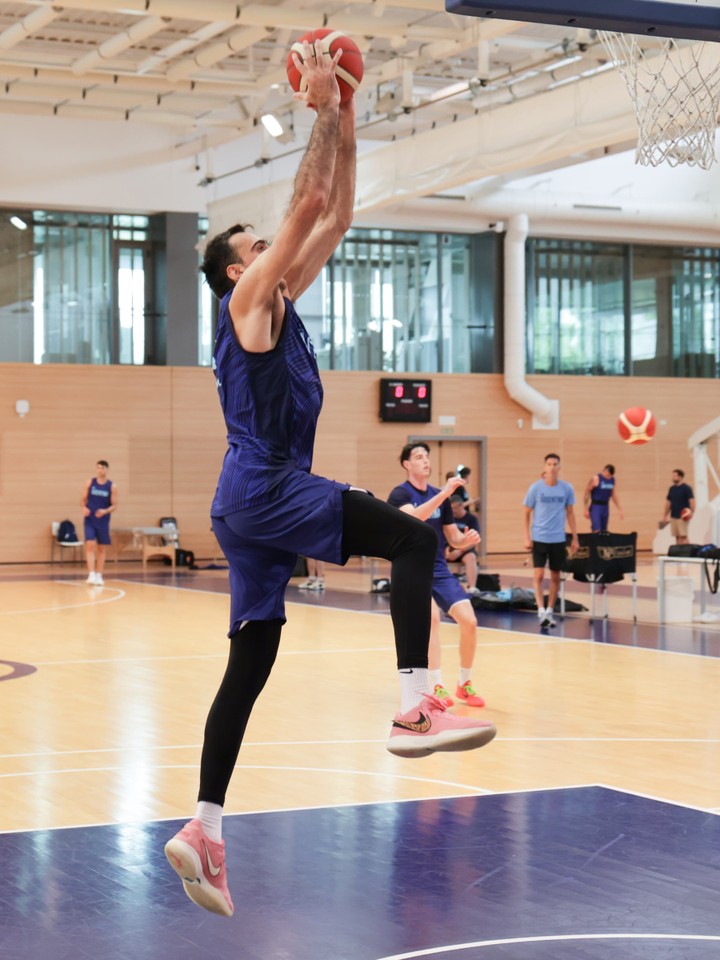 alemalky's tweet image. Arrancó la concentración de la Selección Argentina rumbo a la Americup con 16 jugadores (Bauti Lugarini, José Vildoza, Lee Aaliya y Alex Negrete se suman el viernes).
📸 @cabboficial
#Americup #SeleccionArgentina