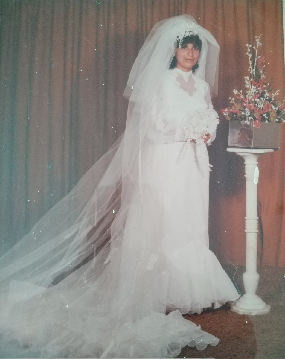 Encontré unas fotos de mi mamá, en sus XV y a sus 18 cuando se casó