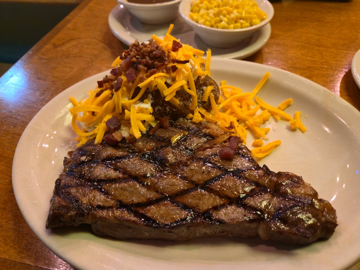 sentryoak's tweet photo. Texas roadhouse got me feeling like a true beef eatin patriot yeehaw 😤 (the potato was overly salty, but otherwise, it was pretty gud) https://t.co/3ICbsY4jr0
