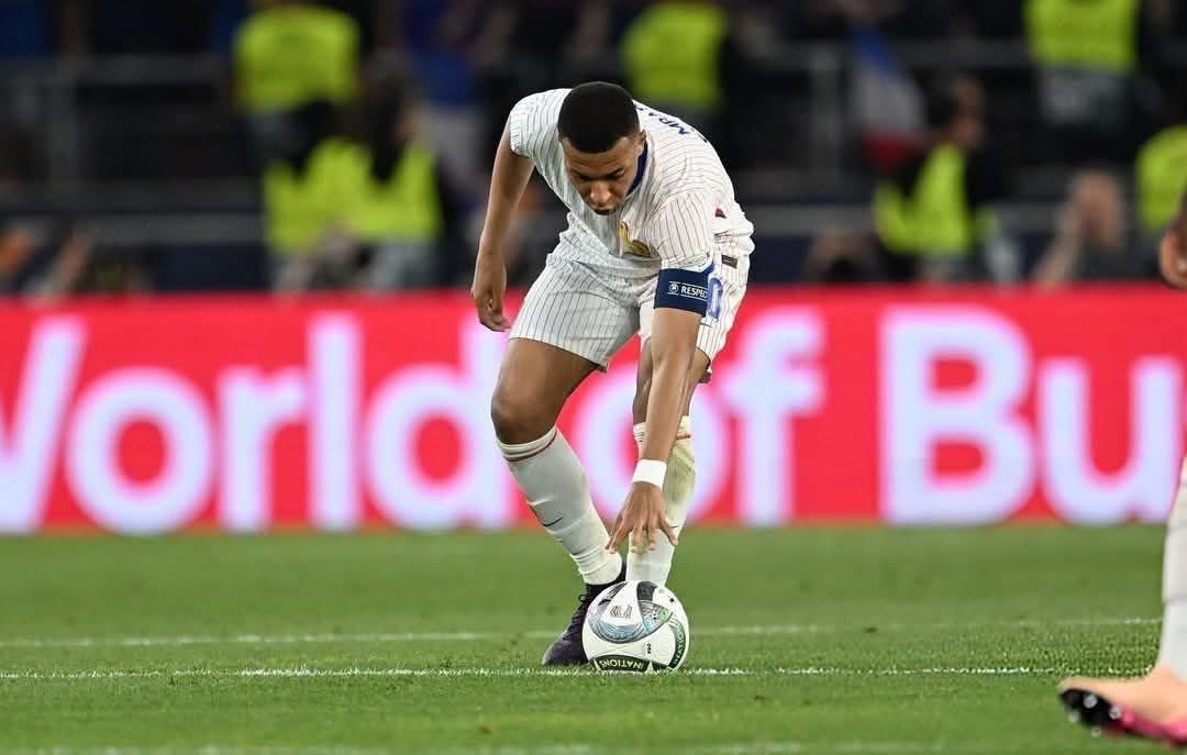 Last season, Mbappé went to the center circle 23 times to restart the game against Lamine Yamal 😭