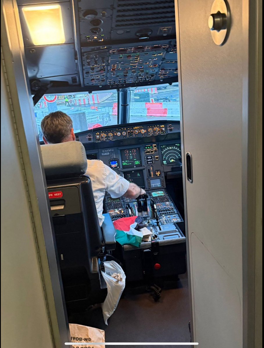 Meer dan schokkende gebeurtenis met kinderen op Joods vakantiekamp. Voor wie Frans verstaat. Zie verder de video van de arrestatie van de directrice van het kamp plus een interessante foto van de cockpit. Aanleiding was het zingen (door een kind) van een liedje in het Hebreeuws.