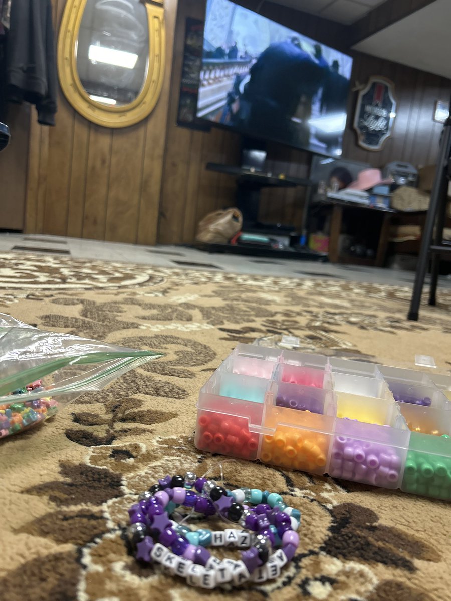 schlooofers's tweet image. Cooking some bracelets and watching justice league with my pops