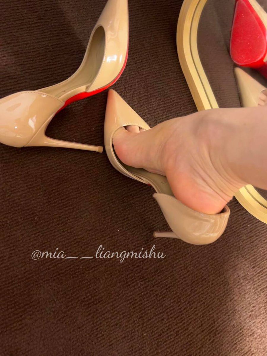mia__liangmishu's tweet image. 新买的高跟鞋，粉丝先看～

正面做爱的时候，看到高跟鞋的红底，会不会更卖力…