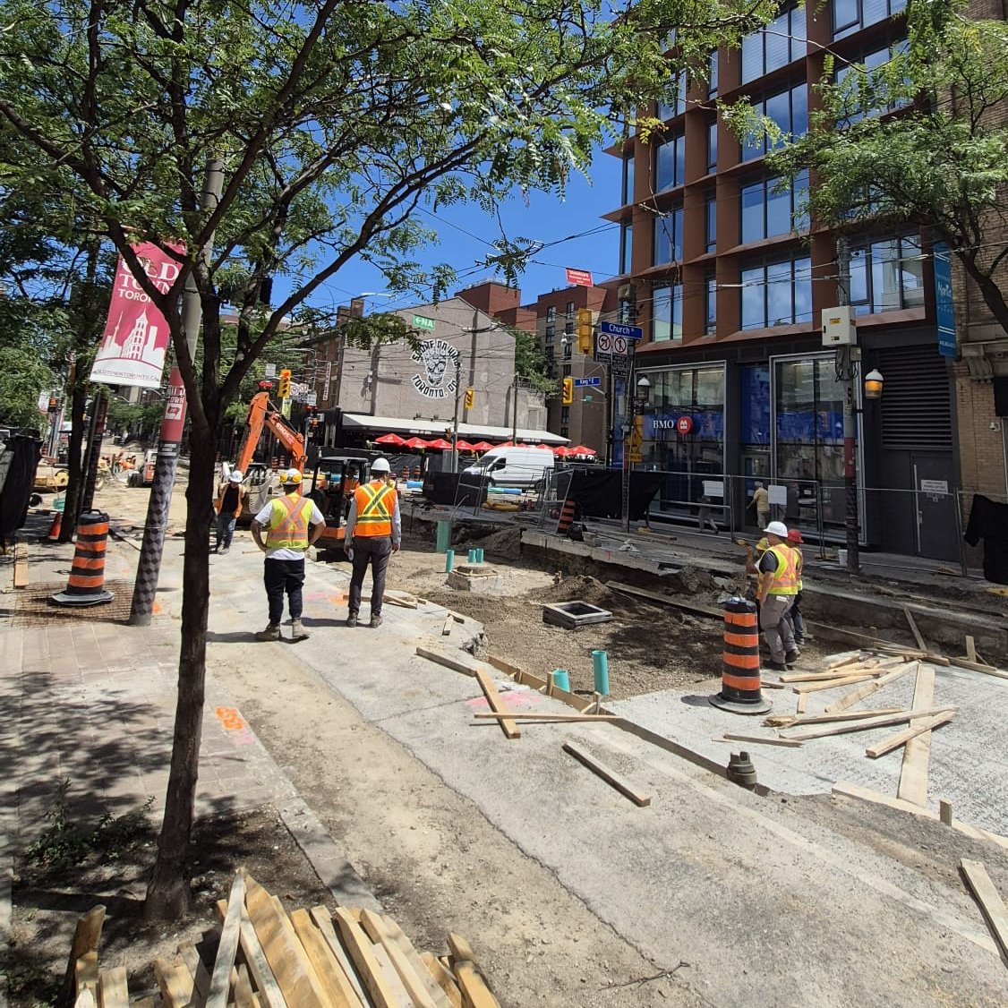 cityoftoronto's tweet image. Hey Toronto, here’s the latest from the King and Church worksite:
💧 We reached an exciting milestone - the new watermain testing is complete and is going into service!
👷 Crews are continuing concrete pouring for the new streetcar tracks, to prepare for the next step of…