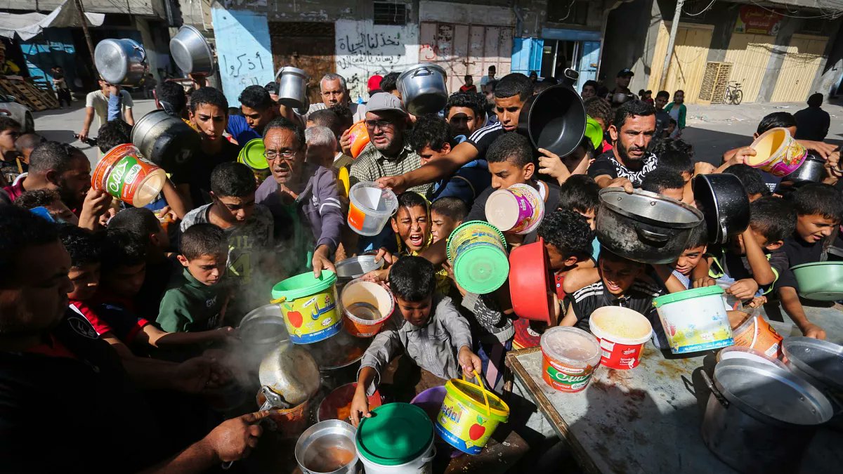 Tüm dünyanın gözleri önünde #Gazze'de insanlar suya muhtaç olarak ölüme terk ediliyor!

Oyun oynaması gereken çocuklar, yemek sıralarında beklerken açlıktan ölüyor. Ve ne yazık ki insanlara iki kelime yazmak, RT etmek, sadece klavyeden bile destek olmak zul geliyor.

İnsanları
