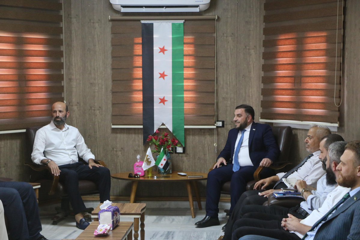 AleppoGov1's tweet image. نائب محافظ حلب، عبد الرحمن سلامة، يزور جرابلس برفقة مديري القطاعات الخدمية، لبحث مشاريع تعبيد طريق جرابلس–منبج، وصيانة جسر الساجور، وتعزيز دمج الشعب الإدارية ضمن هيكل المحافظة.
الجولة شملت زيارة دار الأيتام ومعبر جرابلس.
#محافظة_حلب