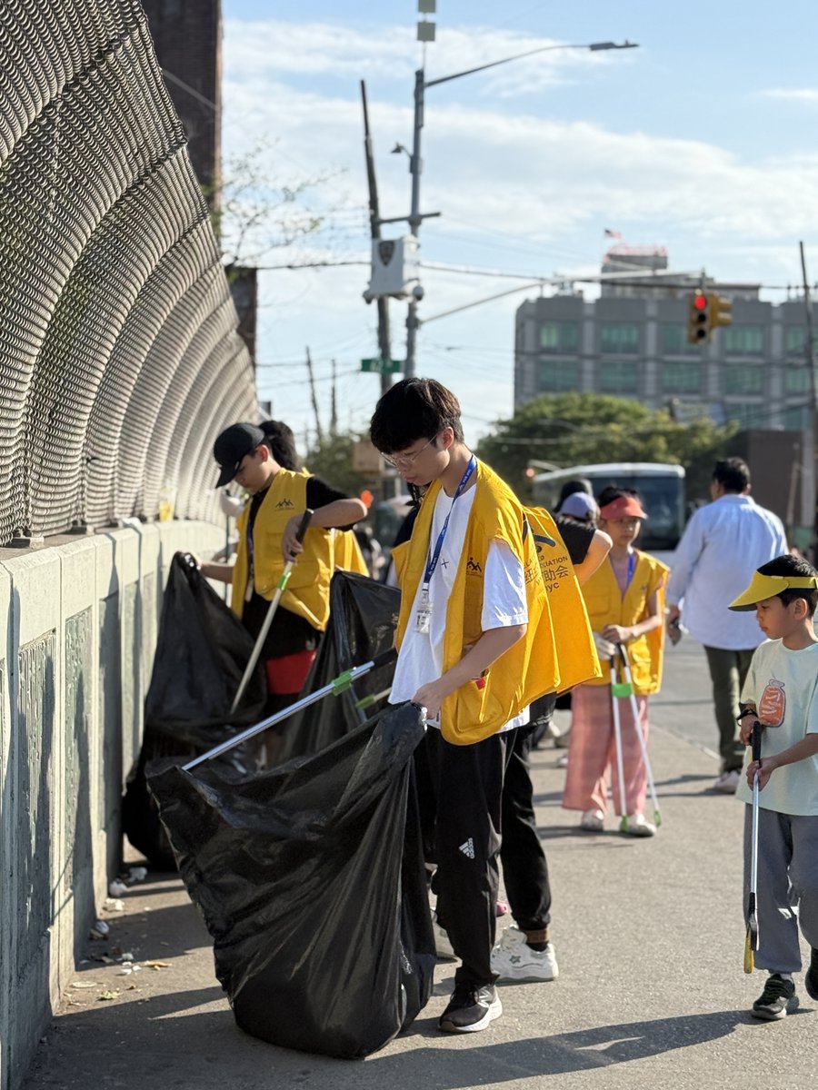 pcra_nyc's tweet image. 🏮8th Avenue is a Chinatown, a place full of culture, history, and hardworking immigrant families. As a community, it’s our shared responsibility to keep the spaces we share clean and safe. Thank you to Councilmember @CMAlexaAviles, @HCS_Homecrest, and all the amazing volunteers.
