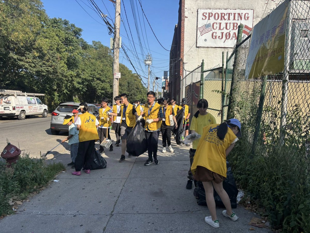 pcra_nyc's tweet image. 🏮8th Avenue is a Chinatown, a place full of culture, history, and hardworking immigrant families. As a community, it’s our shared responsibility to keep the spaces we share clean and safe. Thank you to Councilmember @CMAlexaAviles, @HCS_Homecrest, and all the amazing volunteers.