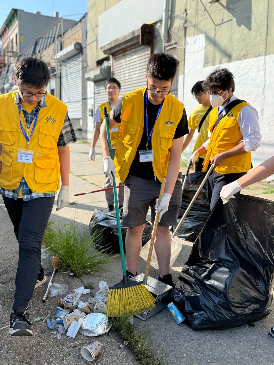pcra_nyc's tweet image. 🏮8th Avenue is a Chinatown, a place full of culture, history, and hardworking immigrant families. As a community, it’s our shared responsibility to keep the spaces we share clean and safe. Thank you to Councilmember @CMAlexaAviles, @HCS_Homecrest, and all the amazing volunteers.