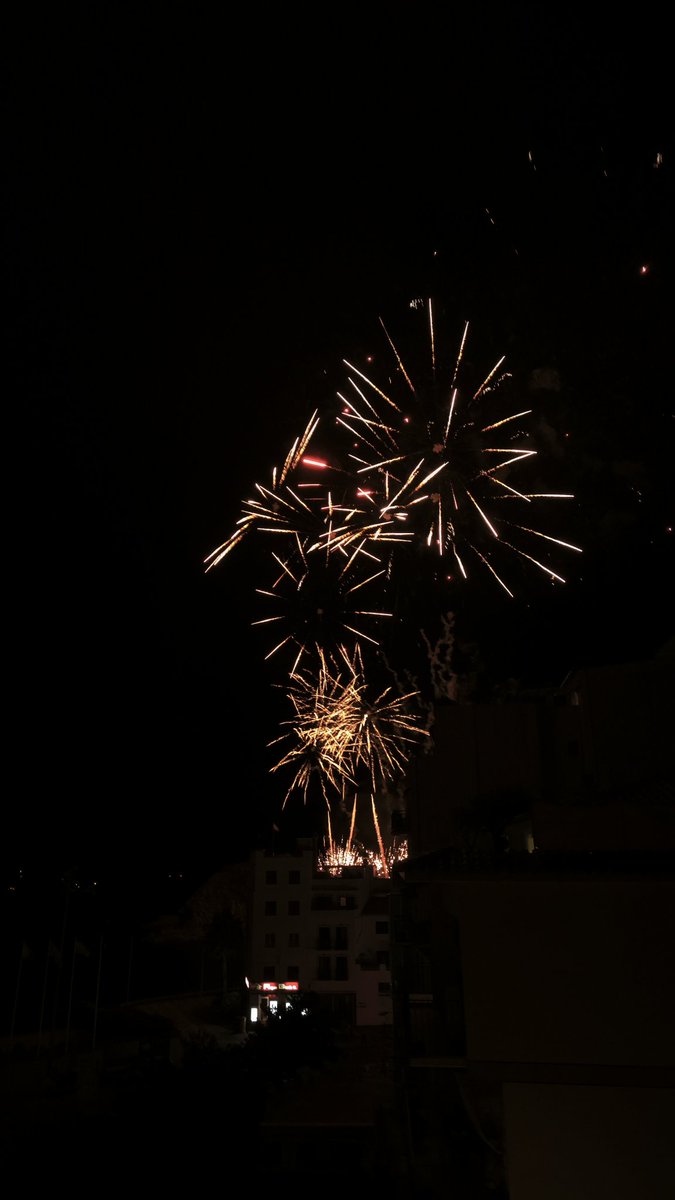 A Blanes ja estem de Festa Major, definitivament. Ni les tempestes ens aturen.

Glòria a Santa Anna!