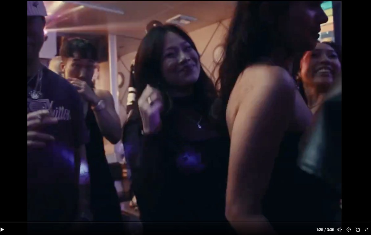 chowtato's tweet image. I&apos;ve counted 4 sui eco cameos 📸 Here&apos;s the clearest shot featuring the @CudisWellness smart ring and @SuiNetwork necklace in the @doubleup_app music vid
