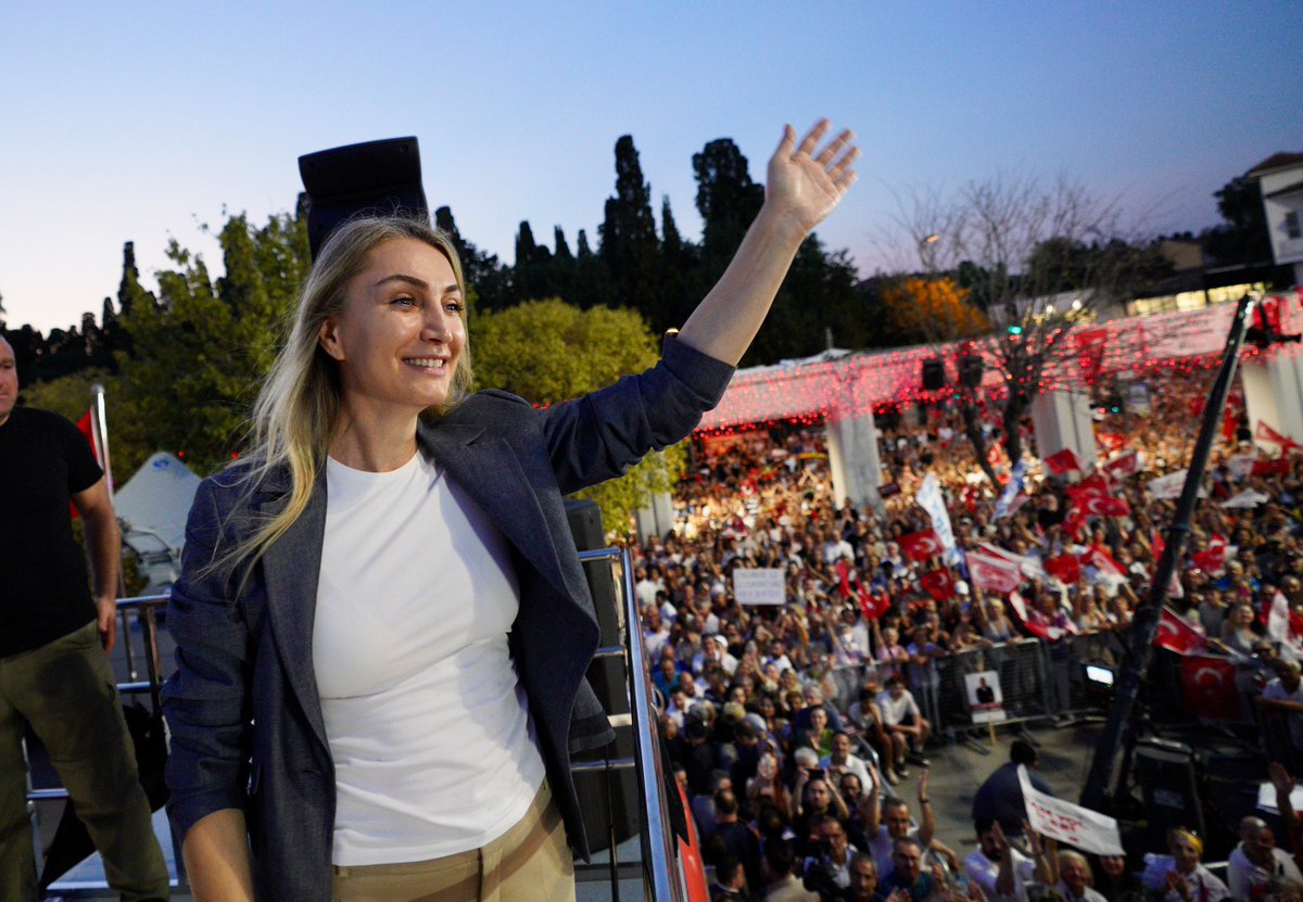 dk_imamoglu's tweet image. Bakırköy’de meydandan yükselen kararlılık ve cesaret, adalet ve demokrasi mücadelemizdeki dayanışmamızın ne kadar güçlü olduğunu bir kez daha gösterdi. Çocukların ve gençlerin adil, eşit yarınları için; ülkemizin demokratik geleceği için, umutla ve inançla sesimizi yükseltmeye…