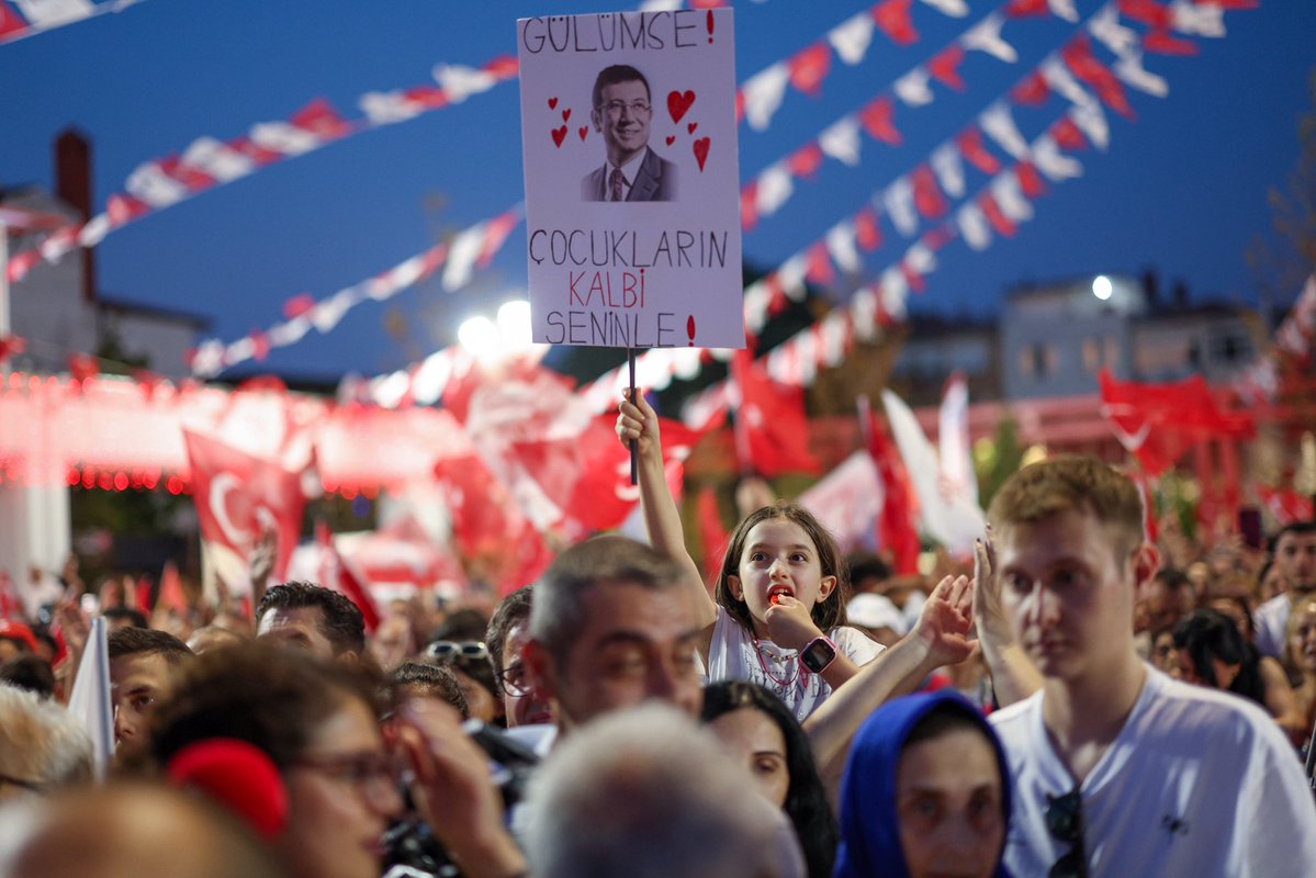 dk_imamoglu's tweet image. Bakırköy’de meydandan yükselen kararlılık ve cesaret, adalet ve demokrasi mücadelemizdeki dayanışmamızın ne kadar güçlü olduğunu bir kez daha gösterdi. Çocukların ve gençlerin adil, eşit yarınları için; ülkemizin demokratik geleceği için, umutla ve inançla sesimizi yükseltmeye…