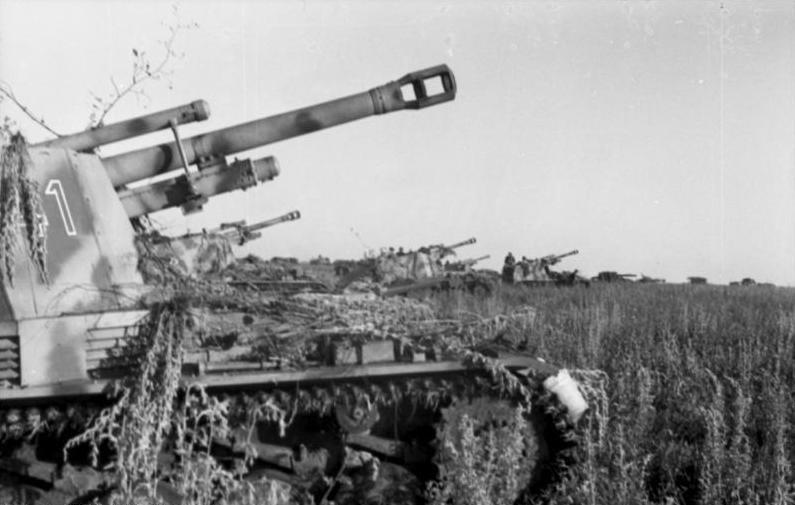WW2Facts's tweet image. A battery of Wespe (German for "wasp") self-propelled howitzers supporting German forces during the Battle of Kursk, 1943.
#History #WWII