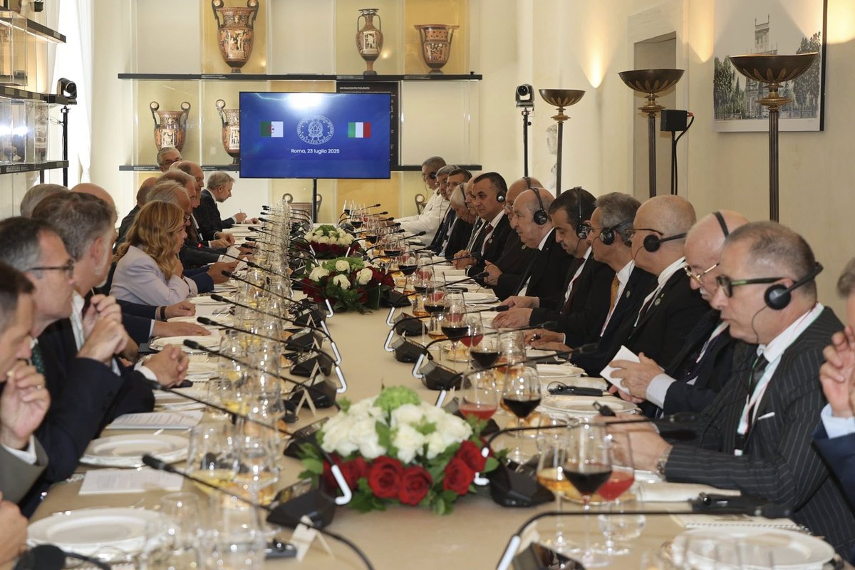 دبلوماسية بطعم العنب
تبون والوفد الجزائري المرافق له يتذوّقون أنواعا من الخمور الإيطالية، وكأنهم داخل حانة.
بينما جورجيا ميلوني ووفدها يكتفون بالماء المعدني "الحلال".